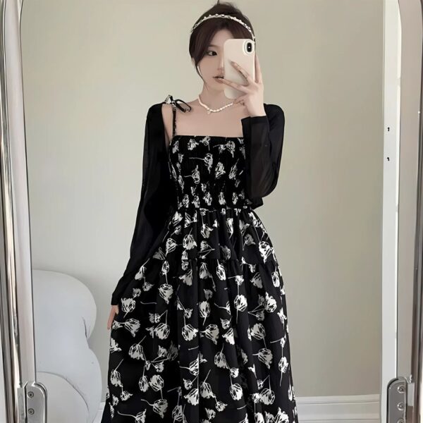 Đầm váy nữ áo 2 dây cổ vuông in hoạ tiết mocking thân trước thân sau chân váy form dáng dài xoè xếp ly kèm áo khoác tay dài xinh xắn dành cho các nàng diện đi chơi - Hình ảnh 2