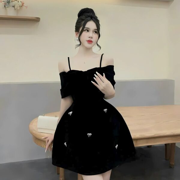 Đầm váy nữ nhung áo 2 dây trễ vai có mút kèm chân váy xoè kèm tag nơ (nơ đá tháo dời được) xinh xắn phù hợp cho nàng diện đi chơi - Hình ảnh 4
