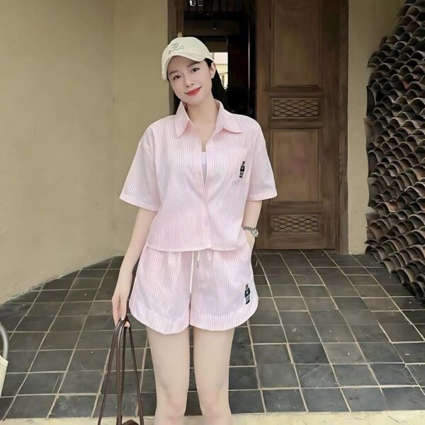 Set đồ nữ sọc thêu gấu áo sơ mi có 1 túi kèm quần đùi dây rút co giãn xinh xắn dành cho nàng diện đi chơi, đi biển - Hình ảnh 2