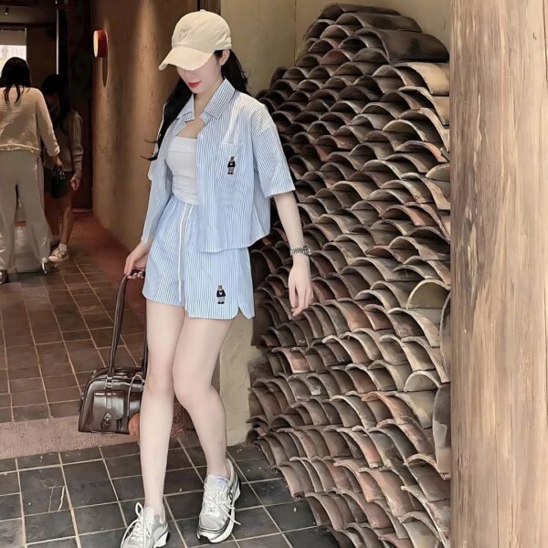 Set đồ nữ sọc thêu gấu áo sơ mi có 1 túi kèm quần đùi dây rút co giãn xinh xắn dành cho nàng diện đi chơi, đi biển - Hình ảnh 3
